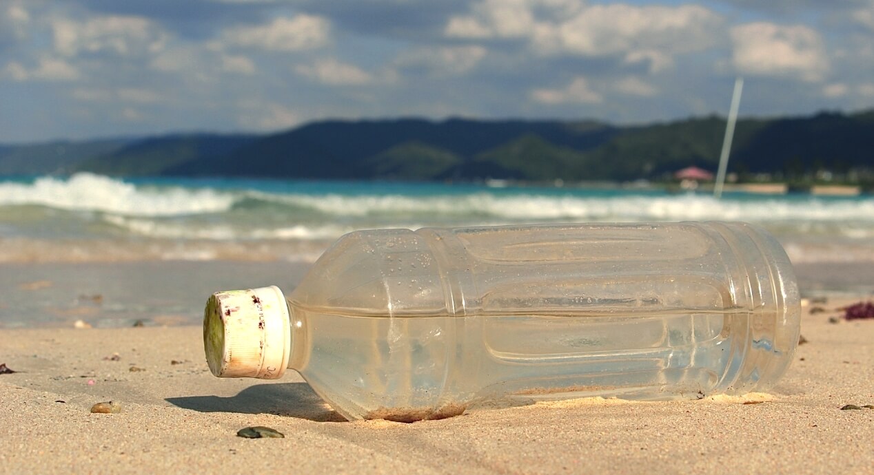 ビーチに漂着したペットボトル